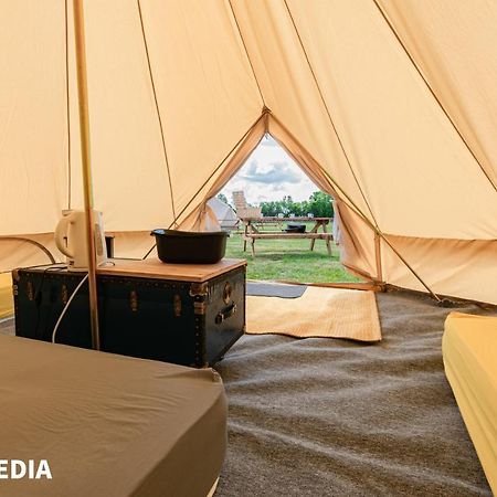Bell Tent Glamping At Marwell Resort Winchester Bagian luar foto