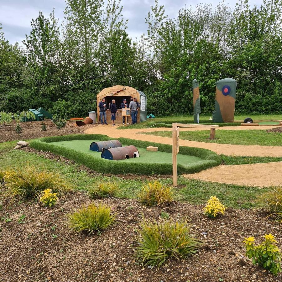 Bell Tent Glamping At Marwell Resort Winchester Bagian luar foto