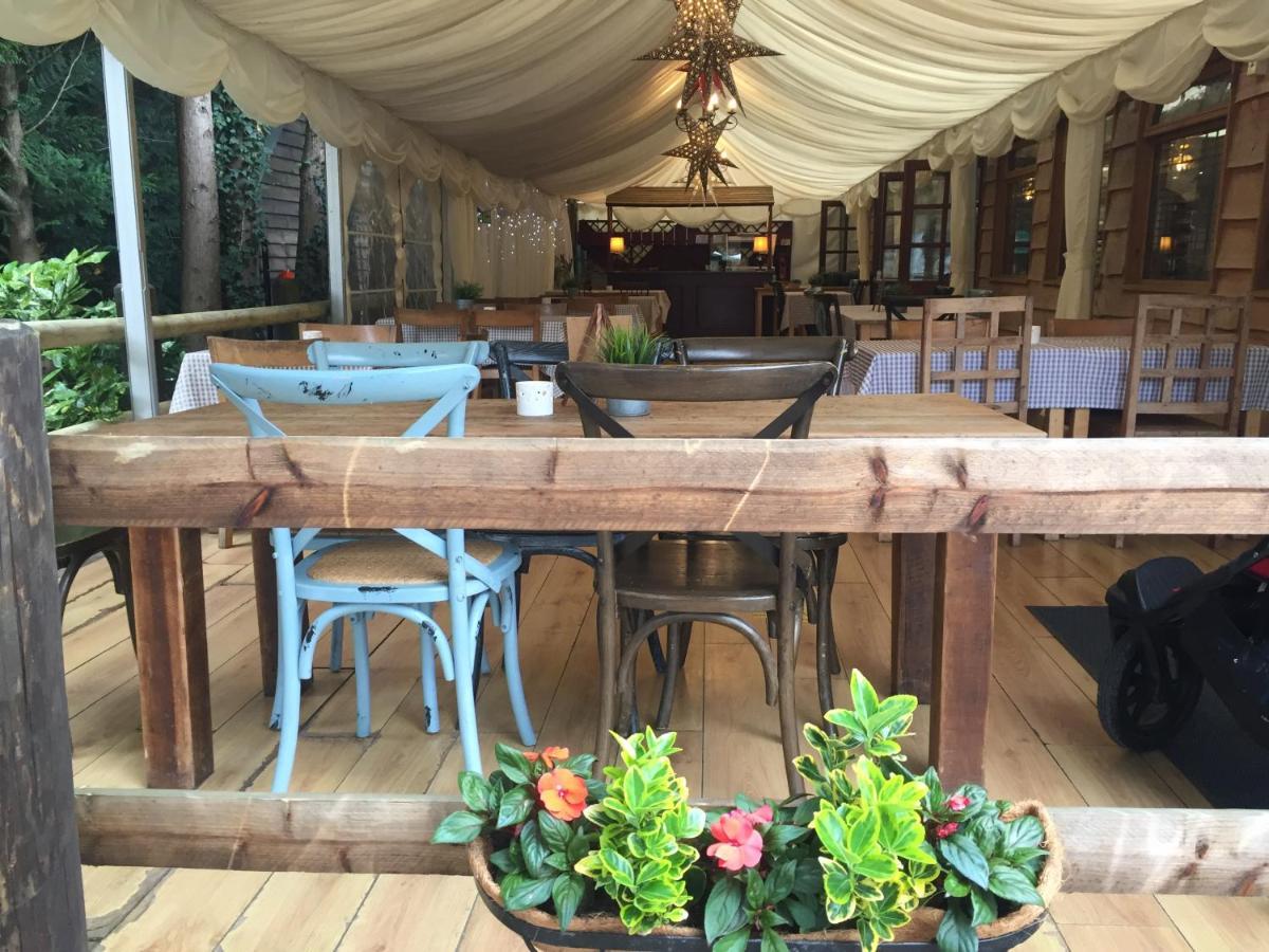 Bell Tent Glamping At Marwell Resort Winchester Bagian luar foto
